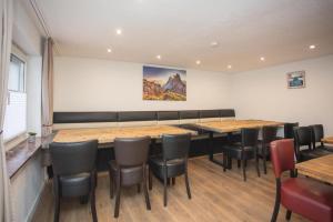 a restaurant with tables and chairs in a room at Welcome in - Groepsaccommodatie met terras en berging in Winterberg
