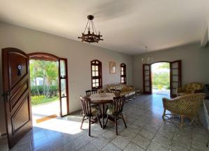 a dining room with a table and chairs in a room at Casa de Campo com Piscina in Itupeva