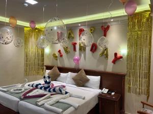 Rúm í herbergi á Amwaj Hotel