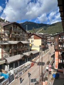 una panoramica di una città con edifici e una strada di Trilocale Sport Campiglio 403 a Madonna di Campiglio