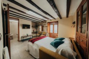 a bedroom with a large bed in a room at Alojamiento rural Cal Sereno in Benasal