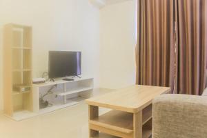 TV a/nebo společenská místnost v ubytování Luxury 2BR at Meikarta Apartment By Travelio