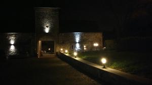 un bâtiment la nuit avec des lumières devant lui dans l'établissement Le Gîte Du Prieuré, à Namur