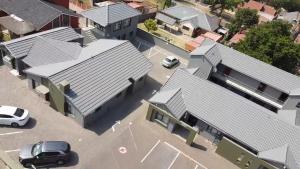 una vista aérea de una casa con un coche aparcado en un aparcamiento en Wise Bird Guest House, en Roodepoort