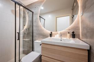 Koupelna v ubytování Sweett - Gran Via + 14 fotografií