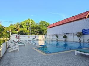 Bazén v ubytování Puangpen Villa Hotel nebo v jeho okolí