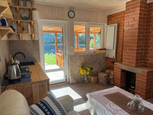 GudeliaiPinetree House的厨房设有砖墙和壁炉。