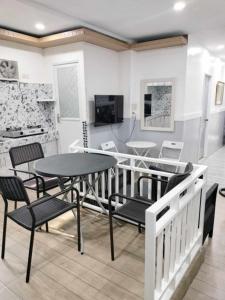 Un comedor con mesa y sillas en Baguio transient house kalachuchi unit, en Baguio