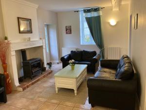 ein Wohnzimmer mit zwei Sofas und einem Kamin in der Unterkunft La Caz en Sol Charentais - Le Fâ in Montpellier-de-Médillan