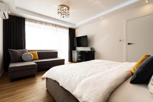 Telewizja i/lub zestaw kina domowego w obiekcie HouseCube, Bar , prywatne Kino, Bilard , Luxus
