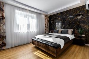 Łóżko lub łóżka w pokoju w obiekcie HouseCube, Bar , prywatne Kino, Bilard , Luxus