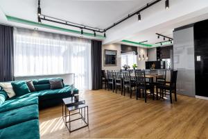 salon z zieloną kanapą i stołem w obiekcie HouseCube, Bar , prywatne Kino, Bilard , Luxus we Wrocławiu
