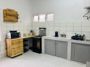 Kuchyň nebo kuchyňský kout v ubytování Casa Cinza