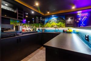 kuchnia z barem z obrazem na ścianie w obiekcie HouseCube, Bar , prywatne Kino, Bilard , Luxus we Wrocławiu