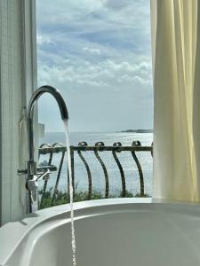 una vasca da bagno con acqua che esce da una finestra di 南灣飯店 Kenting Nanwan Hotel a Nanwan