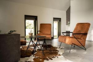 Χώρος καθιστικού στο Sfeervolle woning in boerderijstijl