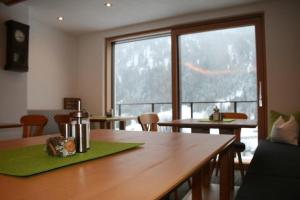 un comedor con mesas y una gran ventana en Pension Am Kirchhof, en Sankt Jakob 25 fotos más