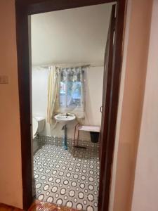 ヴァンヴィエンにあるOutland houseの部屋に洗面台とトイレが付いたバスルーム