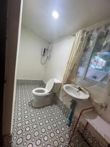 ヴァンヴィエンにあるOutland houseのトイレと洗面台付きのバスルーム