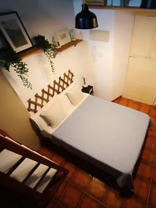 een bed in een kamer met bij La Puerta Verde de las Setas de Sevilla in Sevilla