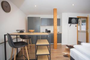 a kitchen with a table and chairs in a room at Welcome in - Groepsaccommodatie met terras en berging in Winterberg
