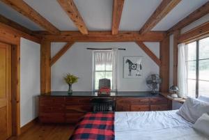 GilboaにあるPrivate Woodland Retreat with Cedar Hot Tub & Mt Viewの木製の天井の部屋にあるベッドのある寝室 +13枚の写真