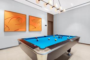 Ein Billardtisch in der Unterkunft FIRST CLASS 1BR Charming City View