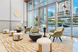 Ein Sitzbereich in der Unterkunft FIRST CLASS 1BR Charming City View
