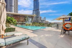 Der Swimmingpool an oder in der Nähe von FIRST CLASS 1BR Charming City View