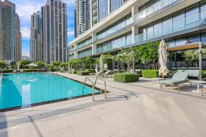 Der Swimmingpool an oder in der Nähe von FIRST CLASS 1BR Charming City View