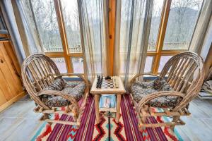 Posezení v ubytování 4 Bedroom Log Cabin with Stream and Great Location + 14 fotografií