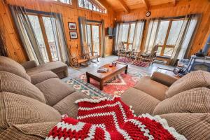 Posezení v ubytování 4 Bedroom Log Cabin with Stream and Great Location