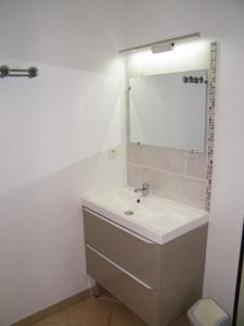 ein Badezimmer mit Waschbecken und Spiegel in der Unterkunft La Caz en Sol Charentais - Le Fâ in Montpellier-de-Médillan