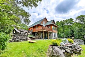 Una gran casa de madera con un edificio de piedra. en Dog-Friendly Mountain Hideaway, en Jewett