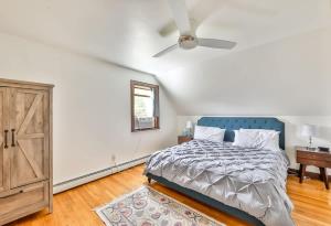 Un dormitorio con una cama y un ventilador de techo. en Dog-Friendly Mountain Hideaway, en Jewett