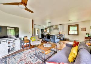 Una sala de estar con un sofá y una cocina. en Dog-Friendly Mountain Hideaway, en Jewett