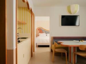 Postel nebo postele na pokoji v ubytování Edgar Suites Cannes - Rue d'Antibes