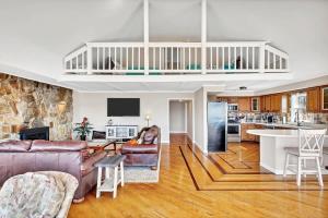 sala de estar amplia con sofá y cocina en Lake Access 5 Minutes from Track, en Saratoga Springs