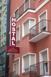 Edificio en el que se encuentra el hostal o pensión