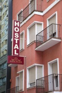 una señal de hotel en el lateral de un edificio en Hostal Velarde, en Talavera de la Reina