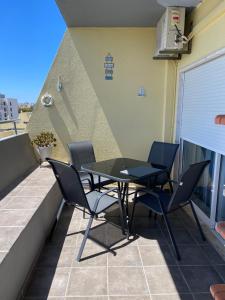 a patio with a table and chairs on a balcony at Condominio do Mar in Lagos