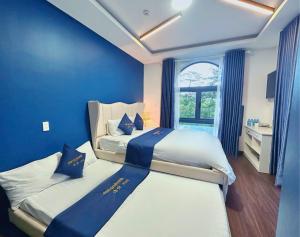 Postel nebo postele na pokoji v ubytování Anh Quan Khoi Hotel