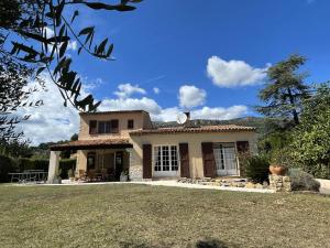 una casa con un grande cortile davanti di VILLA LA LOUBIANE VI4428 By Riviera Holiday Homes a Vence