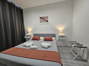 een slaapkamer met een groot bed met handdoeken erop bij Be Your Home - Guest House Il Ferroviere in Civitavecchia