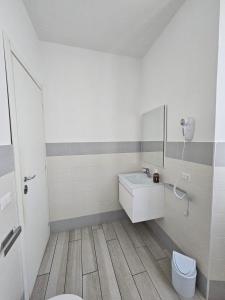 een witte badkamer met een wastafel en een toilet bij Be Your Home - Guest House Il Ferroviere in Civitavecchia