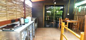 Η κουζίνα ή μικρή κουζίνα στο Phang Nga Bay Khanittha Homestay +41 φωτογραφίες