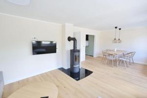sala de estar con estufa de leña y mesa en Inselidylle Villa Kunterbunt, en Fehmarn