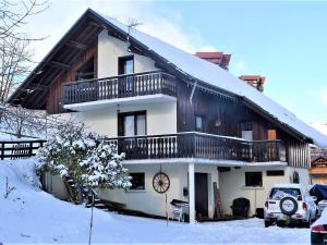 ein großes Haus mit Schnee seitlich in der Unterkunft Chalet spacieux avec billard, proche des remontées mécaniques, idéal pour familles et cyclistes - FR-1-267-174 in Le Corbier