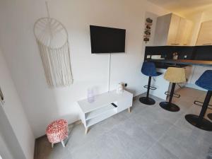 Η κουζίνα ή μικρή κουζίνα στο TiCasa Shine-Zentral-Outlet-Balkon-Parkplatz-ruhig