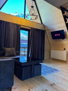 Μια τηλεόραση ή/και κέντρο ψυχαγωγίας στο Infinity Chalets in Kazbegi